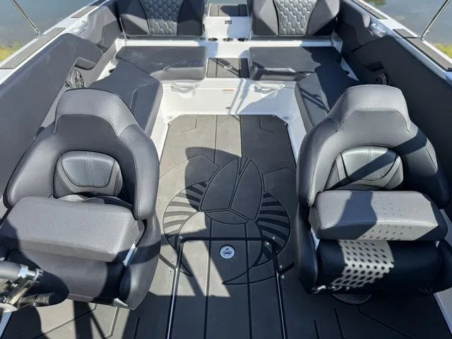 Slide: The Image of Scarab 235 LX 2025 - 21