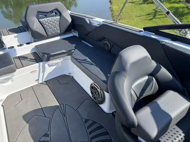 Slide: The Image of Scarab 235 LX 2025 - 23