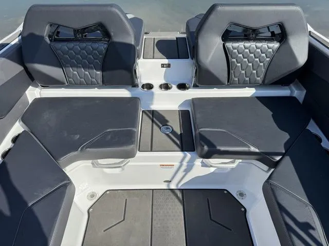 Slide: The Image of Scarab 235 LX 2025 - 25