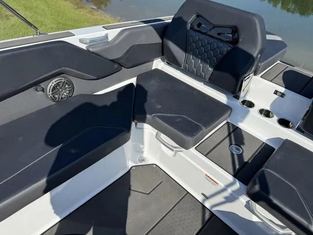 Slide: The Image of Scarab 235 LX 2025 - 26