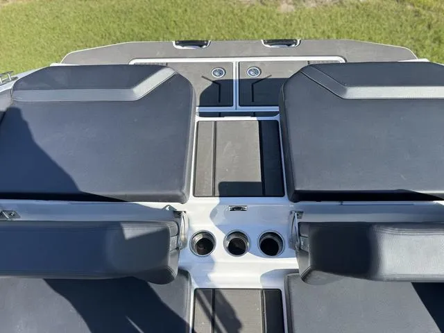 Slide: The Image of Scarab 235 LX 2025 - 27