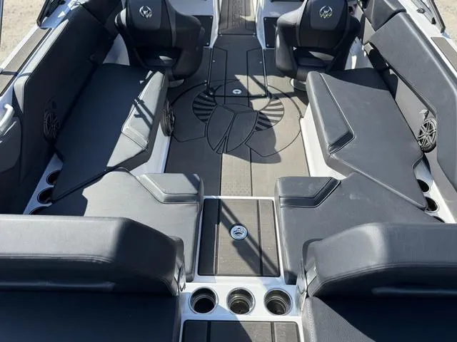 Slide: The Image of Scarab 235 LX 2025 - 9