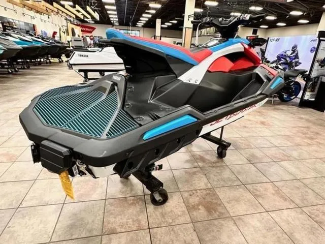 Slide: The Image of Yamaha JetBlaster DLX 3-Up 2025 - 7