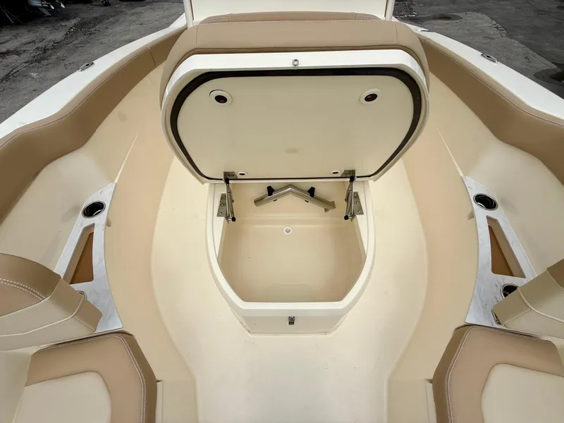 Slide: The Image of Scout 240 XSF 2026 - 10