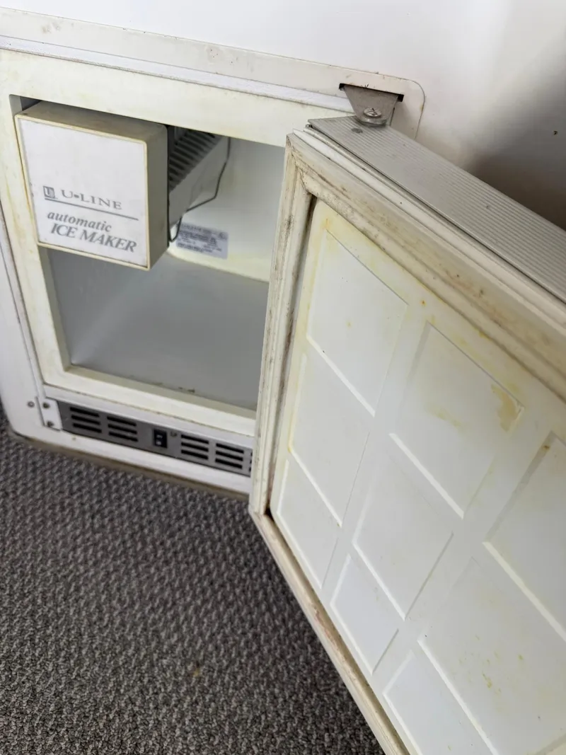 Slide: The Image of U-Line automatic ice maker in a Carver 350 Mariner yacht, 2000 model. - 11