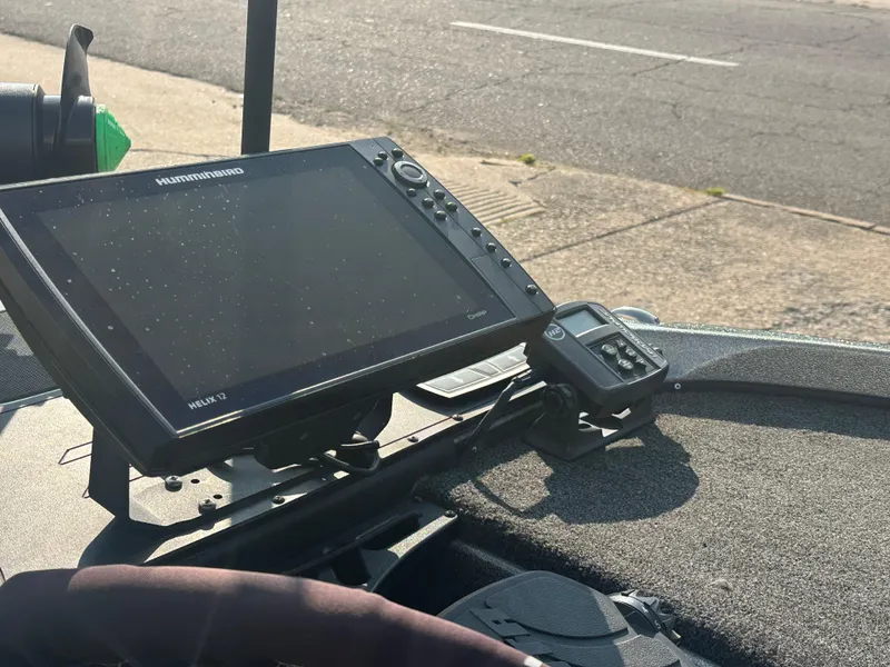 Slide: The Image of Fishfinder and GPS system on 2017 Nitro Z21 Z-Pro High Performance boat dashboard. - 15