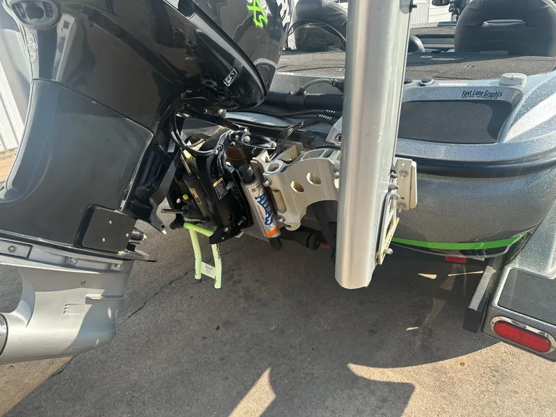 Slide: The Image of 2017 Nitro Z21 Z-Pro High Performance boat engine and stern view. - 6