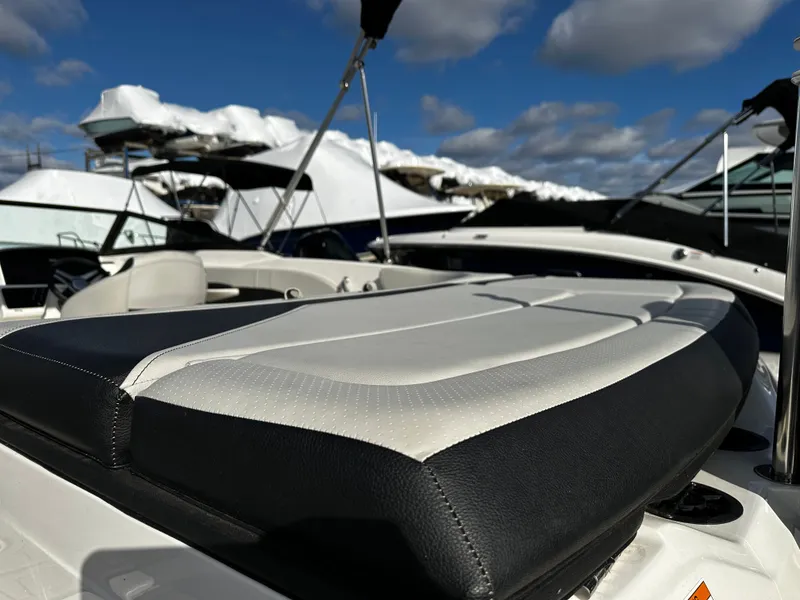 Slide: The Image of Sea Ray SPX 210 Outboard 2023 - 11