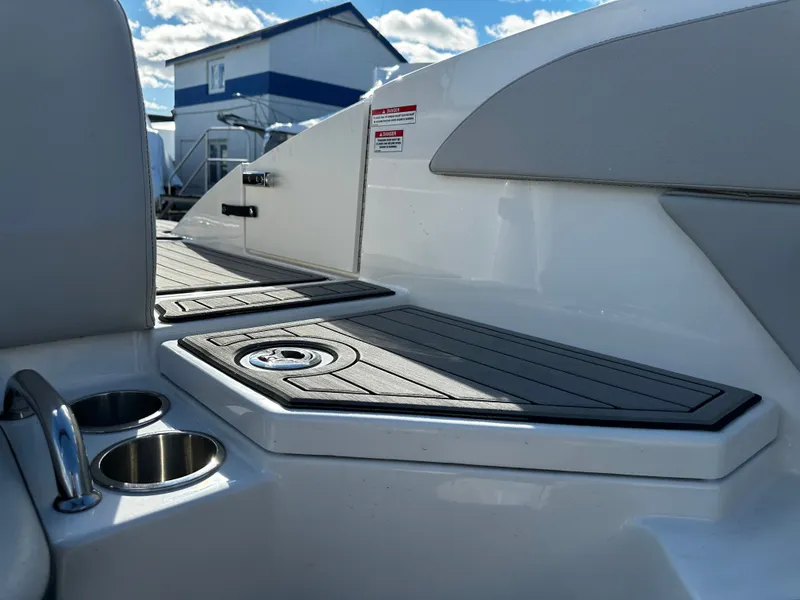 Slide: The Image of Sea Ray SPX 210 Outboard 2023 - 13