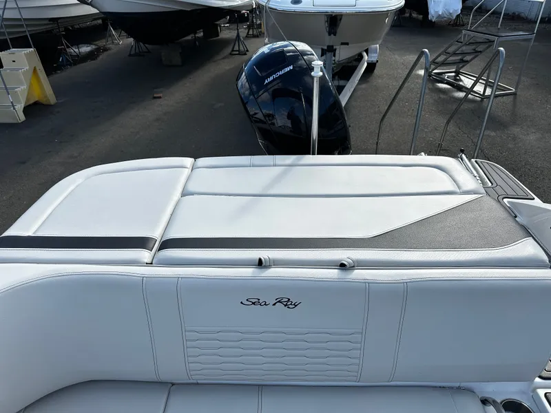 Slide: The Image of Sea Ray SPX 210 Outboard 2023 - 14
