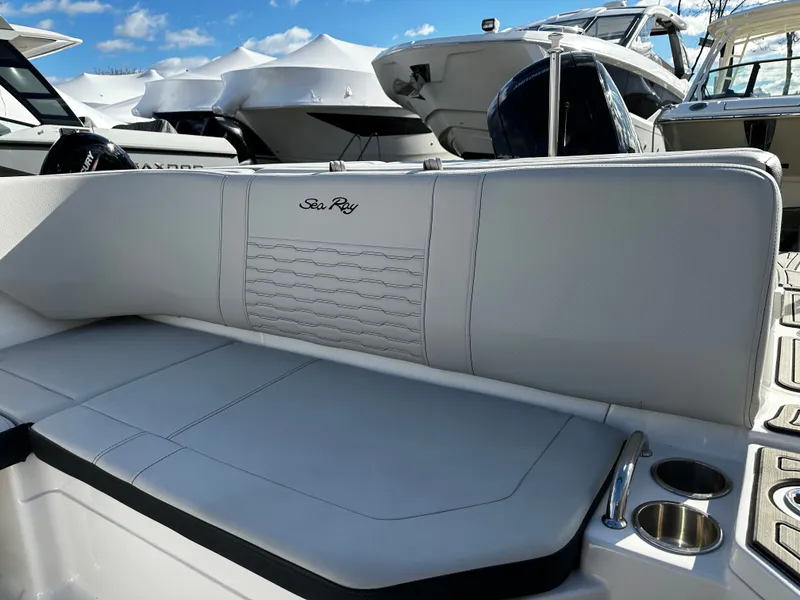 Slide: The Image of Sea Ray SPX 210 Outboard 2023 - 18