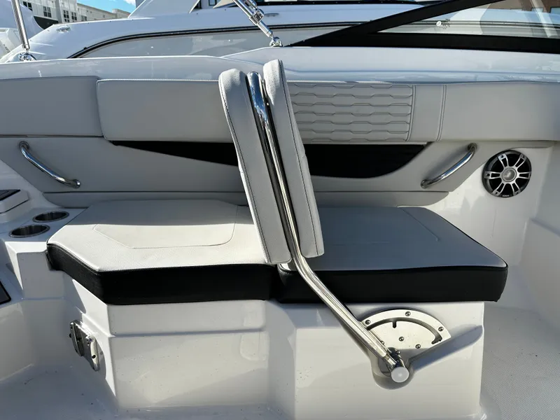 Slide: The Image of Sea Ray SPX 210 Outboard 2023 - 20