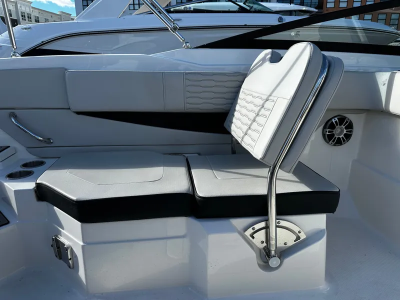 Slide: The Image of Sea Ray SPX 210 Outboard 2023 - 21