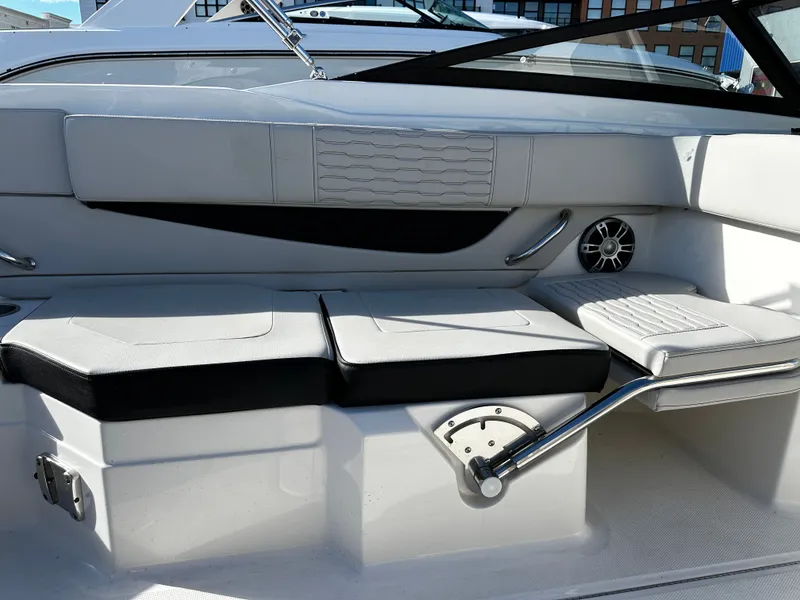 Slide: The Image of Sea Ray SPX 210 Outboard 2023 - 22