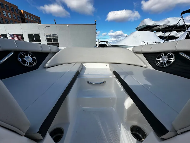 Slide: The Image of Sea Ray SPX 210 Outboard 2023 - 27