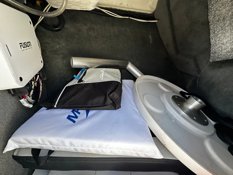 Slide: The Image of Sea Ray SPX 210 Outboard 2023 - 30