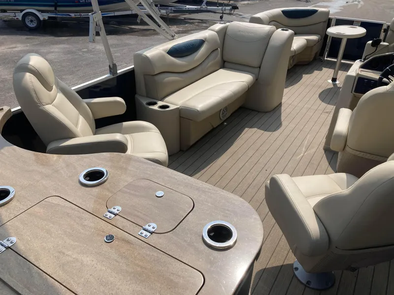 Slide: The Image of Sylvan Mirage Cruise 8524 Entertainer LE 2018 - 10