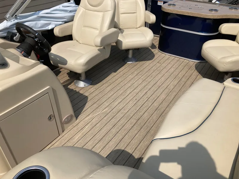 Slide: The Image of Sylvan Mirage Cruise 8524 Entertainer LE 2018 - 11