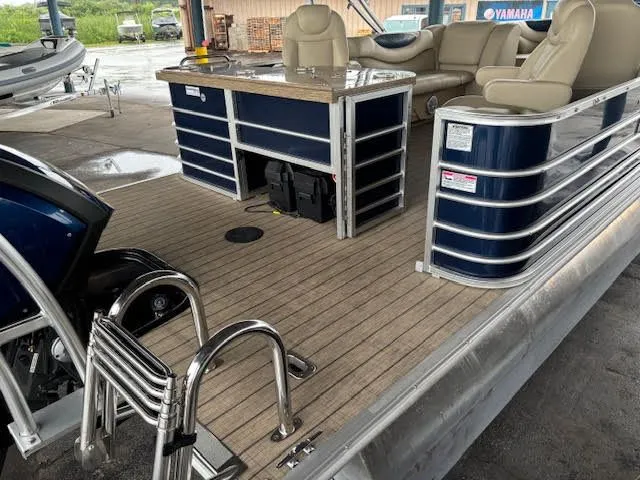 Slide: The Image of Sylvan Mirage Cruise 8524 Entertainer LE 2018 - 6