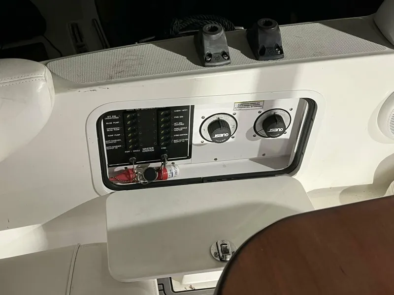 Slide: The Image of Control panel of a 2007 Sea Ray 280 Sundancer boat. - 21