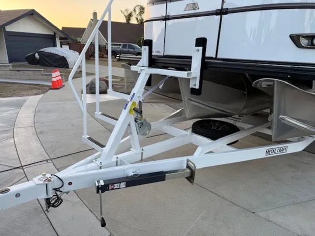 Slide: The Image of Avalon Catalina Versatile Rear Lounger 25 FT 2025 - 24