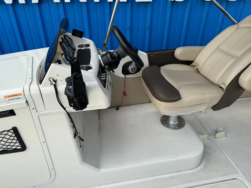 Slide: The Image of Bayliner Element XR7 2018 - 10