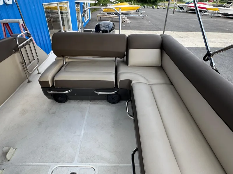 Slide: The Image of Bayliner Element XR7 2018 - 14