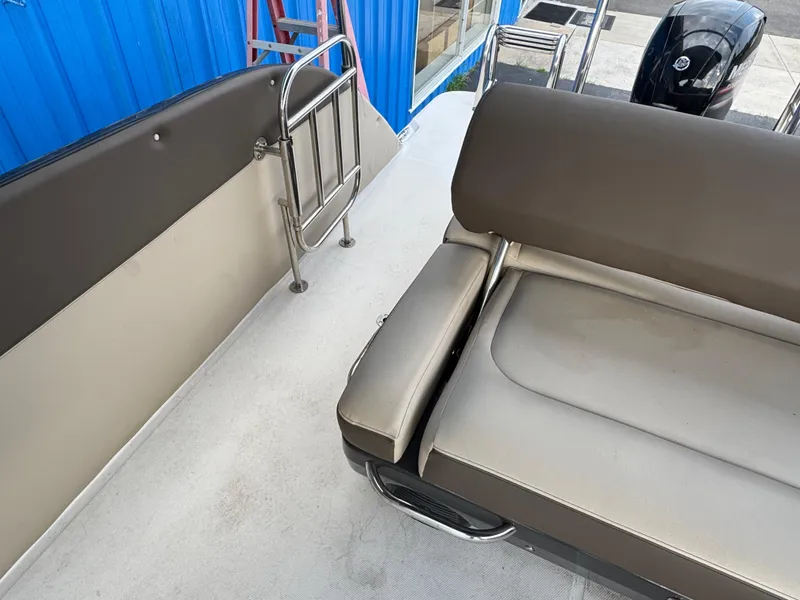 Slide: The Image of Bayliner Element XR7 2018 - 15