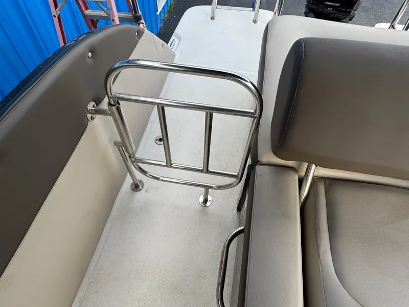 Slide: The Image of Bayliner Element XR7 2018 - 16