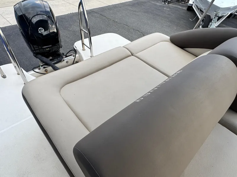 Slide: The Image of Bayliner Element XR7 2018 - 17