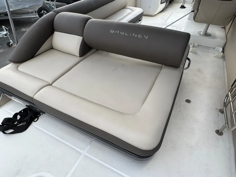 Slide: The Image of Bayliner Element XR7 2018 - 18