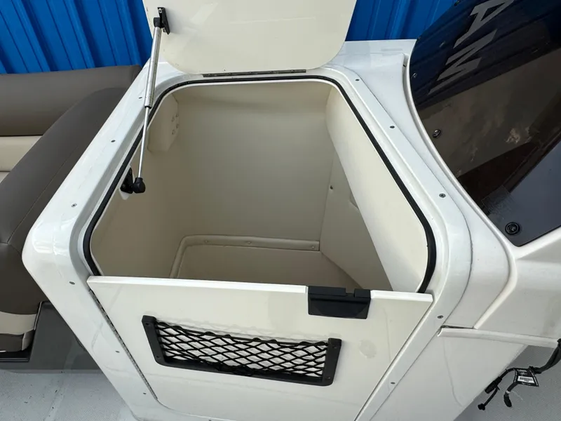 Slide: The Image of Bayliner Element XR7 2018 - 25