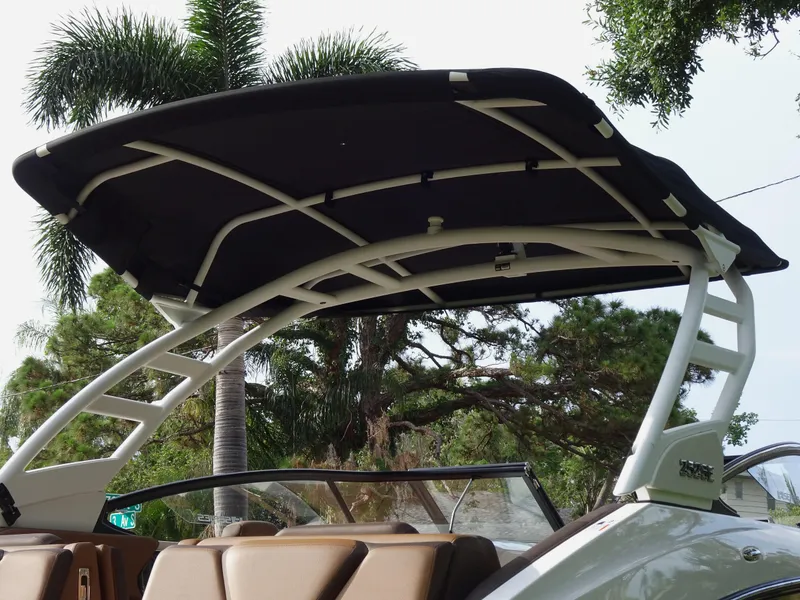 Slide: The Image of 2024 Yamaha Boats 252SE with canopy, featuring sleek design and comfortable seating. - 9