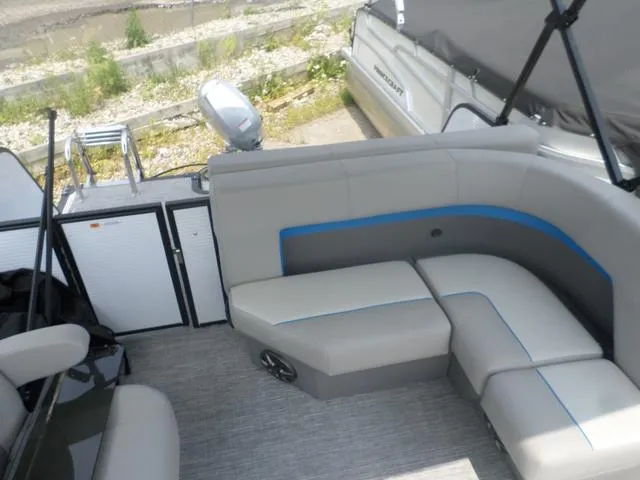 Slide: The Image of Apex E-Class 18 Lanai 2025 - 5