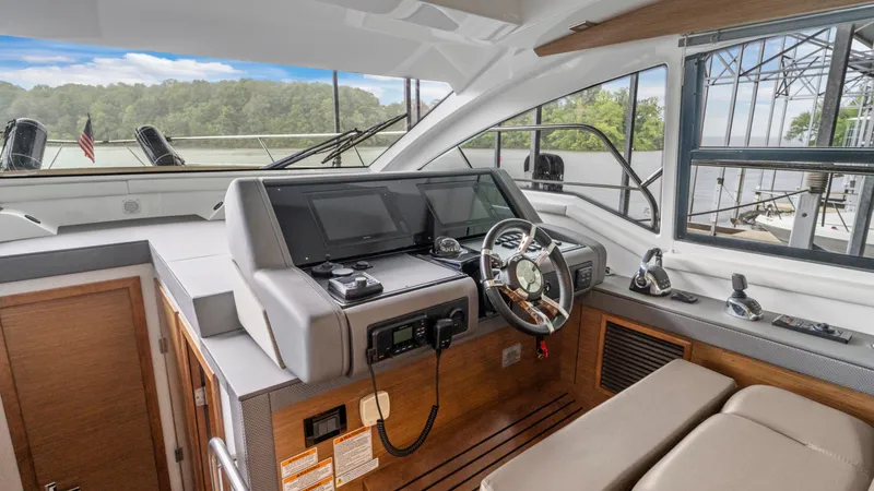 Slide: The Image of Cruisers Yachts 42 Cantius 2019 - 34