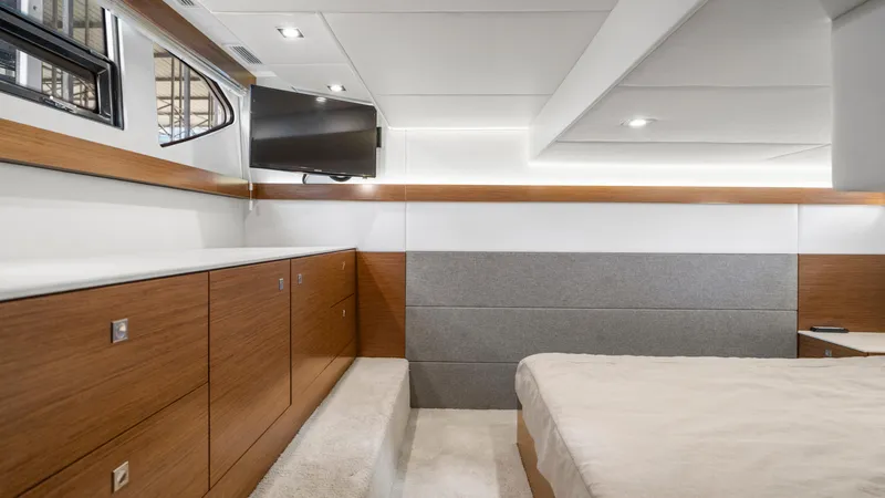 Slide: The Image of Cruisers Yachts 42 Cantius 2019 - 53