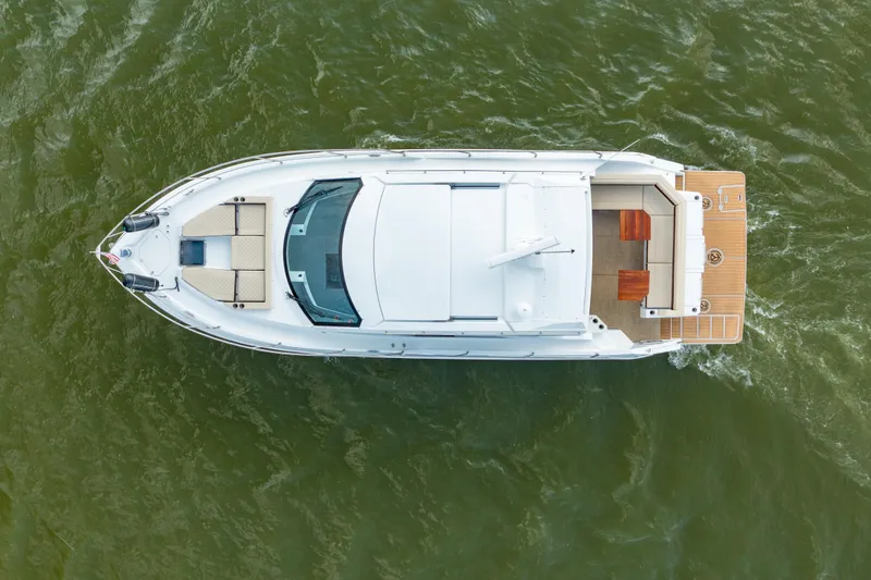 Slide: The Image of Cruisers Yachts 42 Cantius 2019 - 6