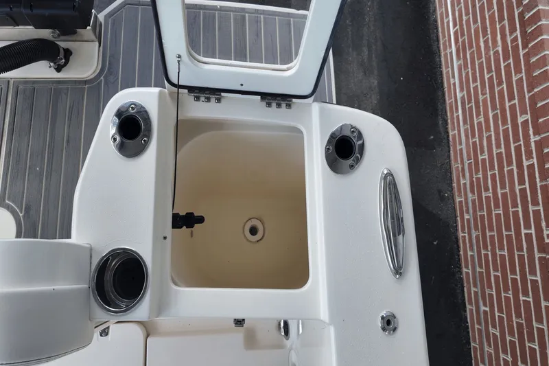 Slide: The Image of Scout 240 Dorado 2026 - 10