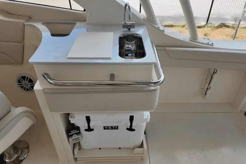 Slide: The Image of Scout 240 Dorado 2026 - 15