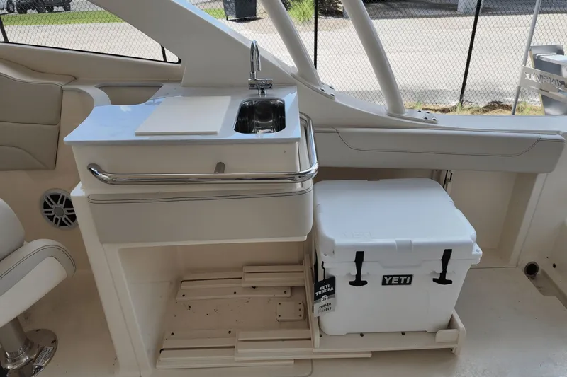 Slide: The Image of Scout 240 Dorado 2026 - 16