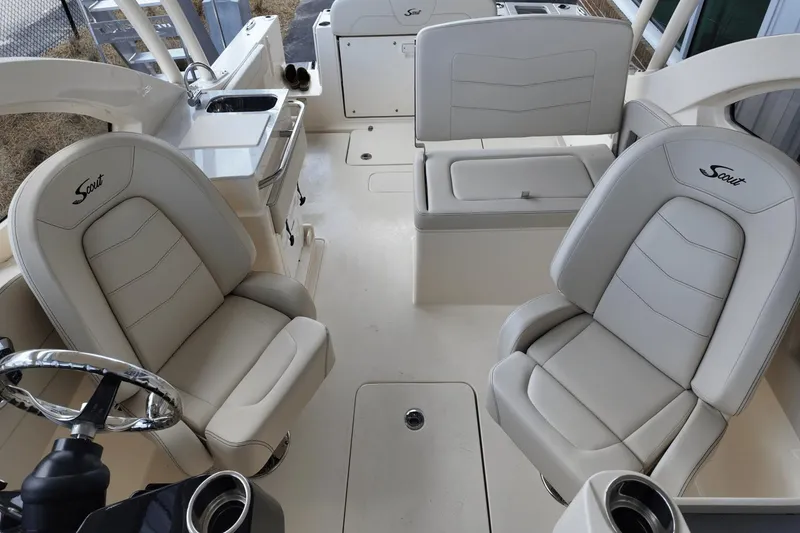 Slide: The Image of Scout 240 Dorado 2026 - 17