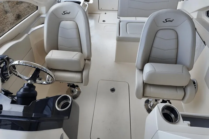 Slide: The Image of Scout 240 Dorado 2026 - 18