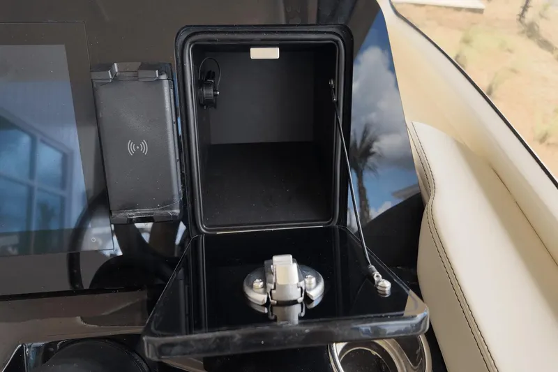 Slide: The Image of Scout 240 Dorado 2026 - 20