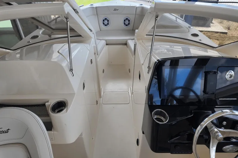 Slide: The Image of Scout 240 Dorado 2026 - 25