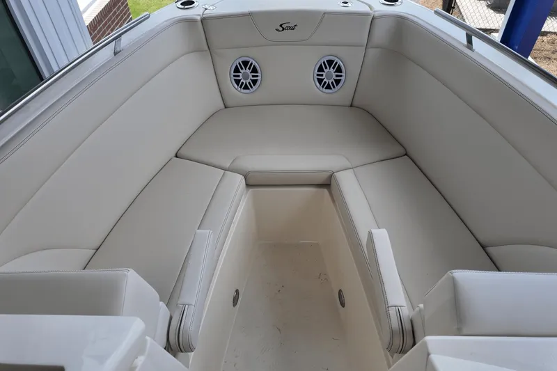 Slide: The Image of Scout 240 Dorado 2026 - 28