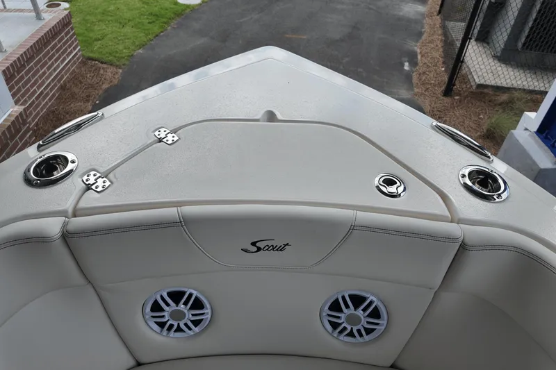 Slide: The Image of Scout 240 Dorado 2026 - 30