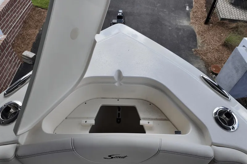 Slide: The Image of Scout 240 Dorado 2026 - 31