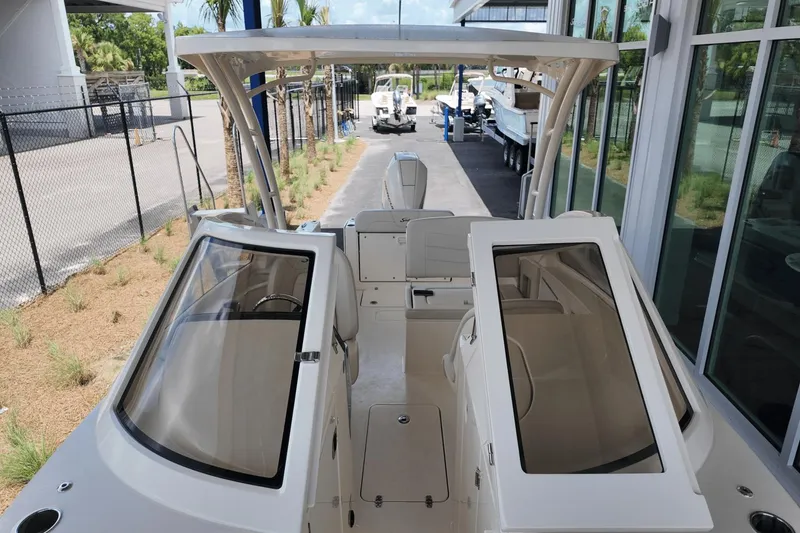 Slide: The Image of Scout 240 Dorado 2026 - 32