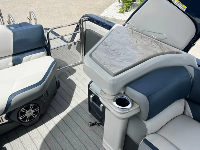 Slide: The Image of Avalon 2785 Excalibur Carbon Series, Windshield Elite, Tri Toon, High Performanc, Mercury 400 V-10 Verado 2025 - 62