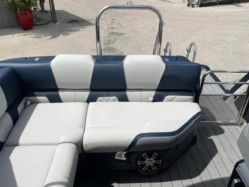 Slide: The Image of Avalon 2785 Excalibur Carbon Series, Windshield Elite, Tri Toon, High Performanc, Mercury 400 V-10 Verado 2025 - 63